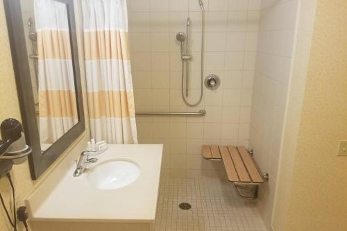 Ein Badezimmer in der Unterkunft Marriott Fairfield Sudbury