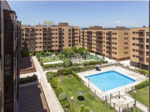 Piso con piscina y garaje en zona Plenilunio