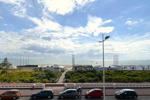 un parking avec des voitures garées sur une autoroute dans l'établissement Le Bord de Mer - Vue Mer - Terrasse - Parking, au Havre