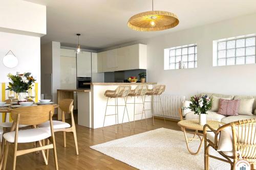 une cuisine et un salon avec une table et des chaises dans l'établissement Le French Riviera - Vue Mer - Terrasse - Parking, au Havre