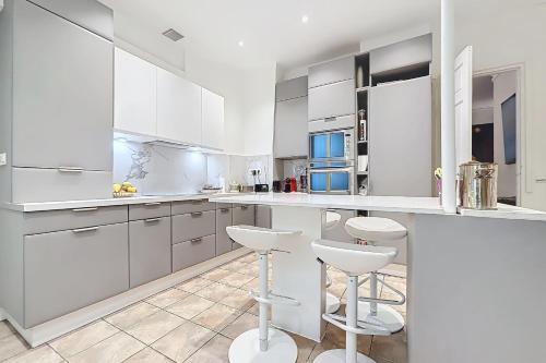 Photo de la galerie de l'établissement Premium Apartment Seine View and Eiffel Tower, à Paris