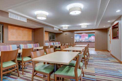 Μια τηλεόραση ή/και κέντρο ψυχαγωγίας στο Fairfield Inn Portsmouth Seacoast