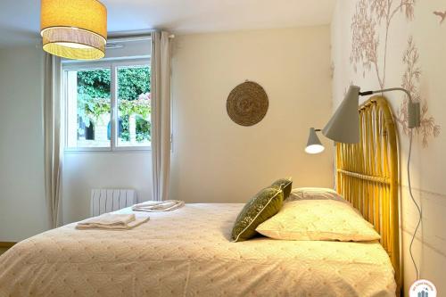 une chambre avec un lit et une fenêtre dans l'établissement Le Cosy - Vue Mer - Parking - Balcon, au Havre