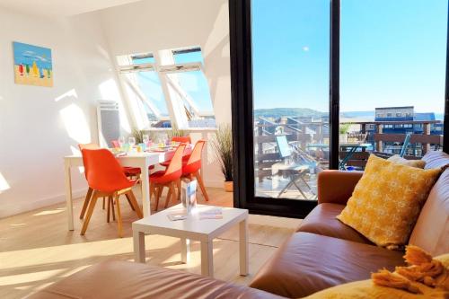 un salon avec un canapé et une table dans l'établissement La Marina - Vue Mer - Plage - Marina et Casino, à Deauville