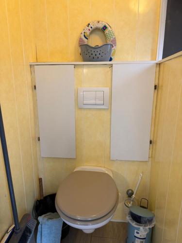 a bathroom with a toilet in a small room at gites de Warincthun in Audinghen