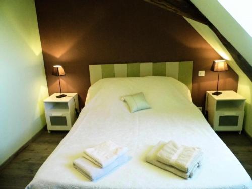 une chambre avec un lit avec deux serviettes dessus dans l'établissement Gîte de France à Meyssac 4 épis - Gîte de France 12 personnes MAE-9024, à Meyssac