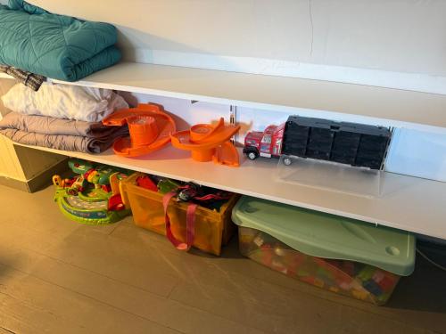 a shelf with toys on it in a bedroom at gites de Warincthun in Audinghen