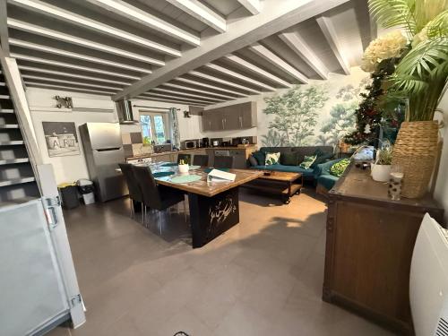 a kitchen and living room with a table and a couch at gites de Warincthun in Audinghen