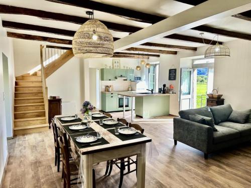 un salon avec une table et un canapé dans l'établissement Gîte de France Chez le bassot 3 épis - Gîte de France 6 personnes MAE-1461, à Monceaux-sur-Dordogne