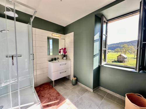 a bathroom with a shower and a sink and a window at Gîte de France Chez le bassot 3 épis - Gîte de France 6 personnes MAE-1461 in Monceaux-sur-Dordogne