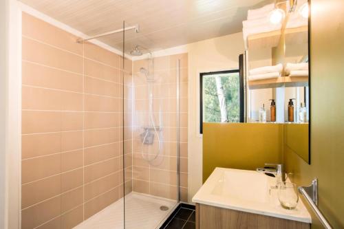 a bathroom with a shower and a sink at Gîte de France Armand 4 épis - Gîte de France 4 personnes MAE-1511 in Palazinges