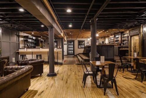 Χώρος καθιστικού στο Convenient Downtown Loft WiFi and Elevator
