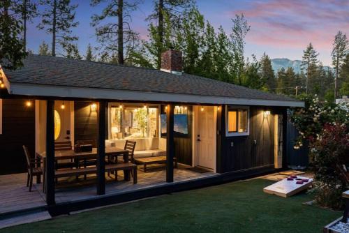 ein Haus mit einer Terrasse mit einem Tisch und Stühlen in der Unterkunft Lily Rock Cottage by Roav Retreats in Idyllwild