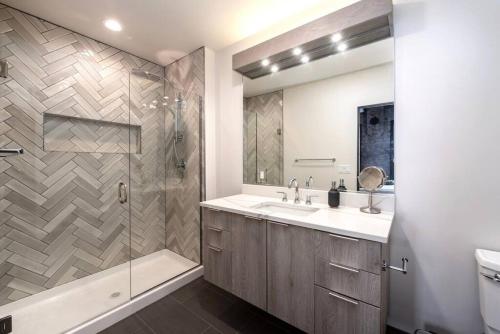 Ένα μπάνιο στο Executive Suite with King Bed and Fast Wi-Fi