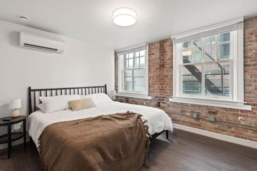 Ένα ή περισσότερα κρεβάτια σε δωμάτιο στο King Bed - J and K on Main Luxury Apartment 306