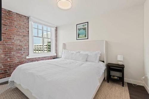 Ένα ή περισσότερα κρεβάτια σε δωμάτιο στο King Bed J and K on Main Luxury Apartment 403
