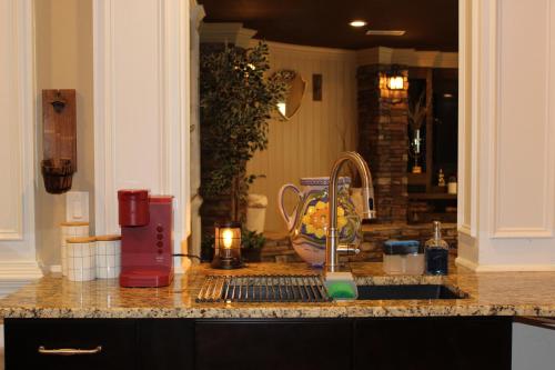 a kitchen counter with a sink and a mixer at Paradise Suite - Pueblo Bonito in McDonough