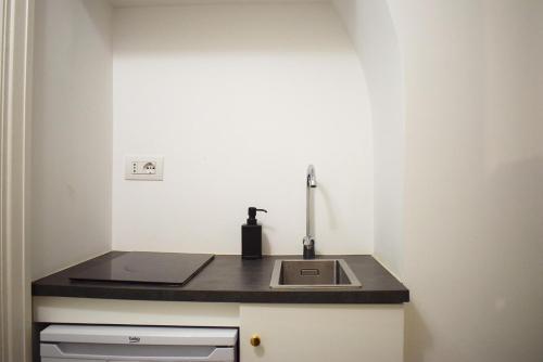 una cocina con fregadero y encimera en The Luxury Roma Amor, en Roma