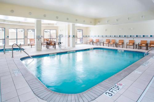 Bazén v ubytování Courtyard by Marriott Peoria nebo v jeho okolí