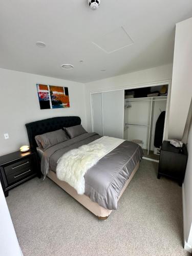 a bedroom with a large bed in a room at Brand New Apartment CBD High Rise With Ocean View on the Doorstep of Courtenay Place in Wellington