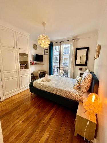 une chambre avec un grand lit dans une pièce dans l'établissement Magnifique appartement sacrée cœur, à Paris
