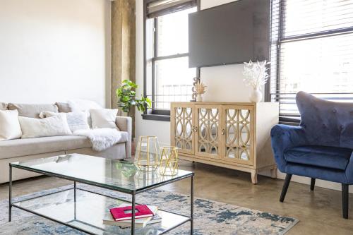 a living room with a couch and a table at Urban 1-bedroom Apartment in Los Angeles