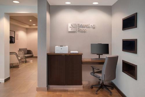 an office with a desk with a computer on it at Courtyard Fort Lauderdale SW Miramar in Miramar