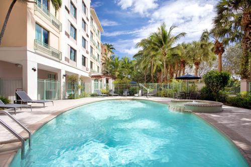 a swimming pool in front of a building at Courtyard Fort Lauderdale SW Miramar in Miramar