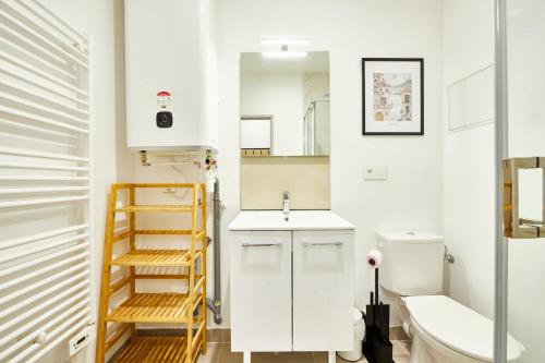 une petite salle de bain avec un lavabo et des toilettes dans l'établissement BE-0 - Appartement F1 pour 1-2 pers au RDC au centre de Mulhouse, à Mulhouse