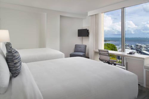 Ένα ή περισσότερα κρεβάτια σε δωμάτιο στο Courtyard Miami Coconut Grove