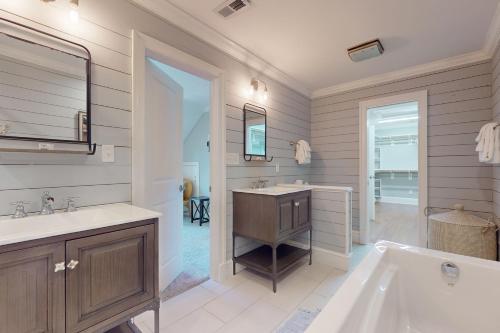 un baño con bañera y lavabo en Soundside Serenity, en Atlantic Beach