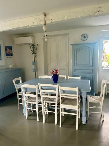 une salle à manger avec une table et des chaises bleues dans l'établissement La Maison D'Edouard, à Montastruc-de-Salies