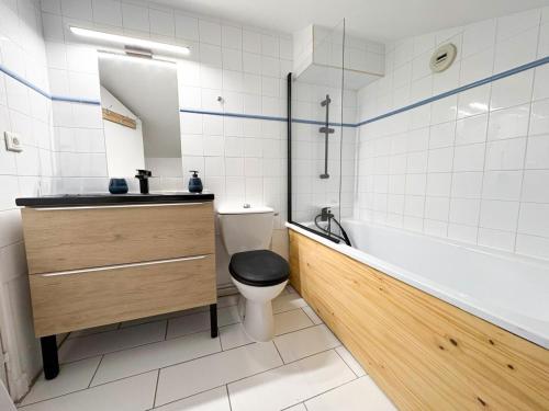 une salle de bain avec toilettes, lavabo et baignoire dans l'établissement Suite Douceur - Lit King Size - Clim & Wifi, à Avignon