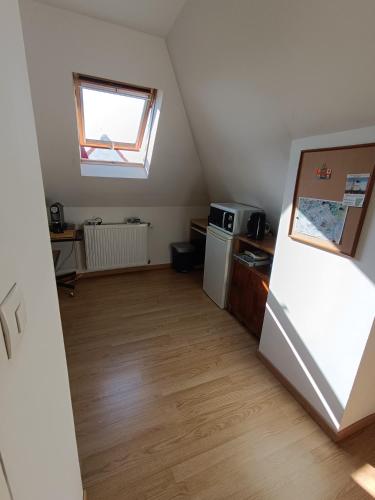 une pièce avec une cuisine avec une fenêtre et un réfrigérateur dans l'établissement Chez Mario, à Strasbourg