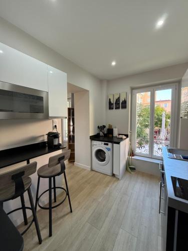 - une cuisine avec lave-linge et sèche-linge dans la chambre dans l'établissement Appartement cozy et hyper centre, à Menton