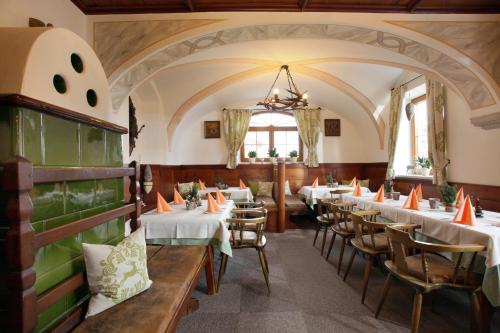 Un restaurante o sitio para comer en Gasthof Aschenwald