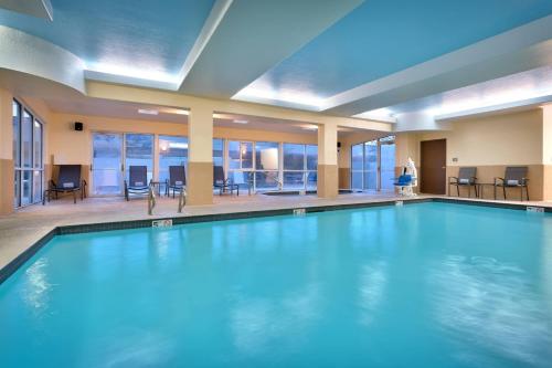 Una gran piscina en el vestíbulo de un hotel. en Fairfield Inn by Marriott Provo, en Provo