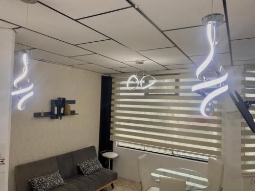 a living room with a couch and a window at 6 habitaciones, 10 camas, amplio y céntrico, 3 parqueos in Machala