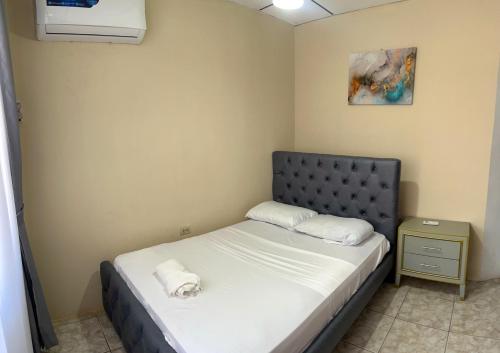 a small bedroom with a bed in a room at 6 habitaciones, 10 camas, amplio y céntrico, 3 parqueos in Machala