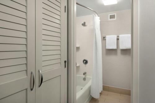 Ένα μπάνιο στο Courtyard by Marriott Portland Beaverton