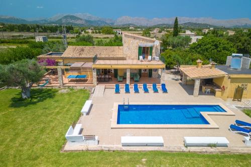Villa Can Patriarca with Pool, Garden, Mountain Views, ideal for Families
