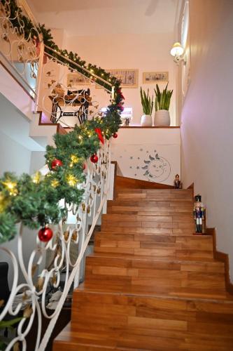 a staircase decorated for christmas with christmas decorations at B&B MareLuna in Angri