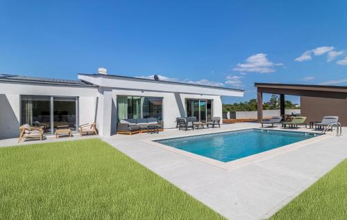 Awesome Home In Jursici