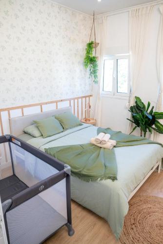 a bedroom with a bed and a window at O seu refúgio no coração de Belém in Lisbon