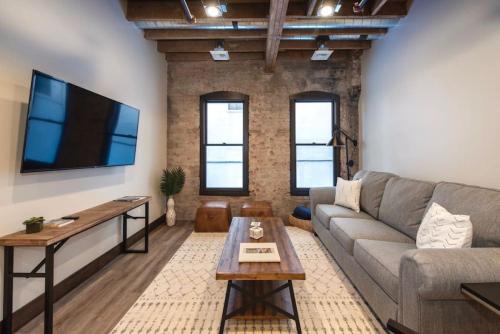 Χώρος καθιστικού στο Walkable Downtown Loft with King Bed & Self Check in