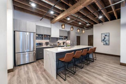 Η κουζίνα ή μικρή κουζίνα στο Walkable Downtown Loft with King Bed & Self Check in