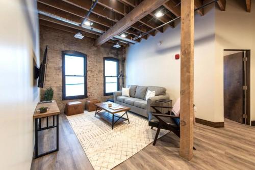 Χώρος καθιστικού στο Walkable Downtown Loft with King Bed & Self Check in
