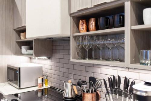 Η κουζίνα ή μικρή κουζίνα στο Walkable Downtown Loft with King Bed & Self Check in