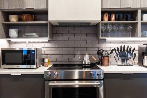 Η κουζίνα ή μικρή κουζίνα στο Walkable Downtown Loft with King Bed & Self Check in