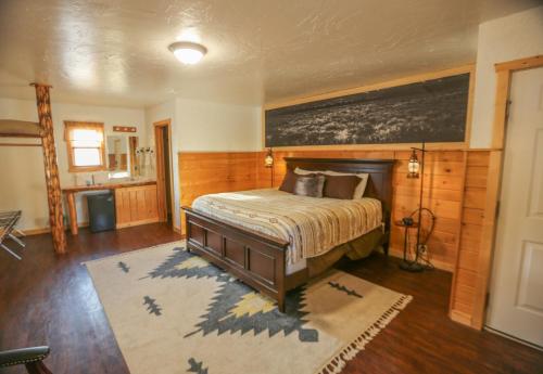 Postel nebo postele na pokoji v ubytování Chinook Winds Lodge
